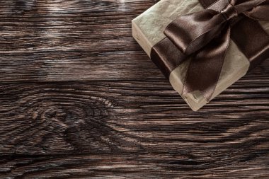 Vintage ahşap tahta yatay görünümünde kahverengi hediye kutusu.