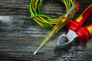 İzoleli Tornavida kerpeten Hurda kablo ahşap tahta üzerinde.