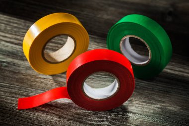 Antika ahşap tahta üzerinde rulo koli bantları ayarla.