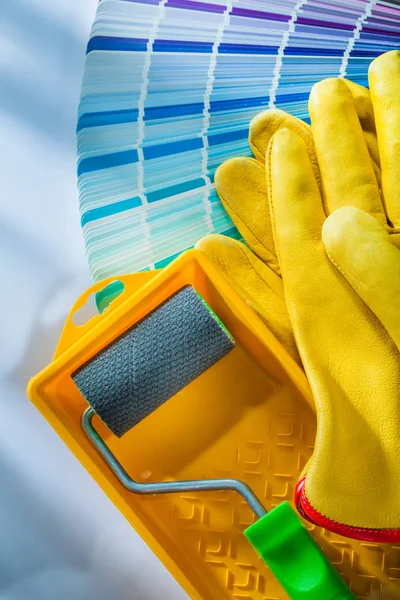 Farbpalette Farbroller Schutzhandschuhe Auf Weißer Oberfläche — Stockfoto