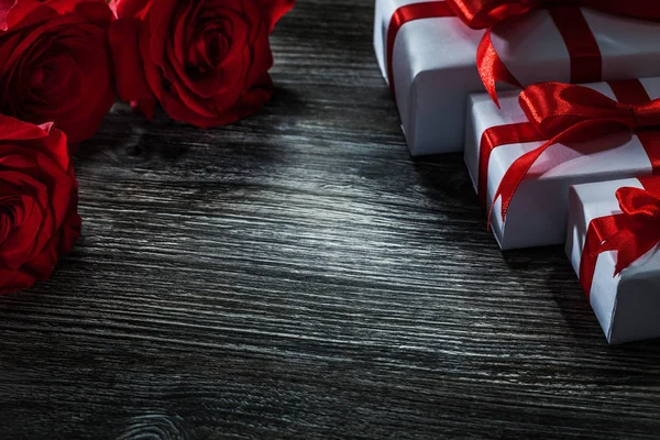 Állítsa Fehér Ajándék Dobozok Csokor Vörös Rózsa Fából Készült Táblán — Stock Fotó