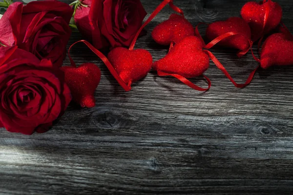 一束红玫瑰心木板 — 图库照片