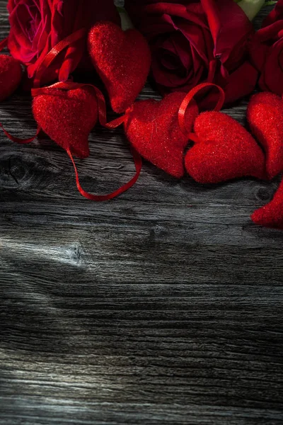 Naturliga Röda Rosor Hjärtan Träskiva — Stockfoto