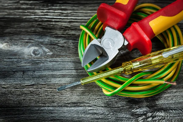 Geïsoleerde Schroevendraaier Snijden Tangen Stoere Binken Gespierd Van Kabel Houten — Stockfoto