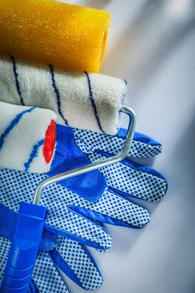 安全手袋ペイント ローラー ホワイト バック グラウンド — ストック写真