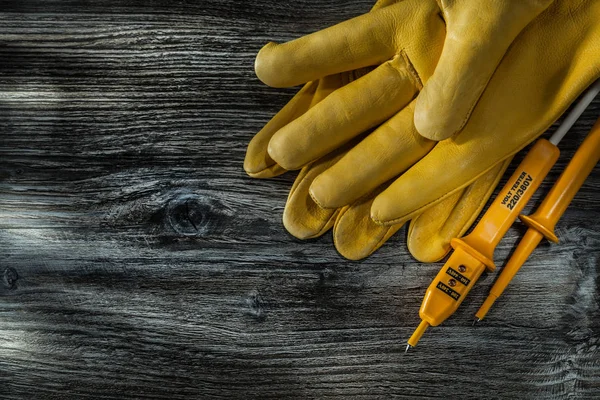 Elektro Tester Paar Schutzhandschuhe Auf Holzbrett — Stockfoto