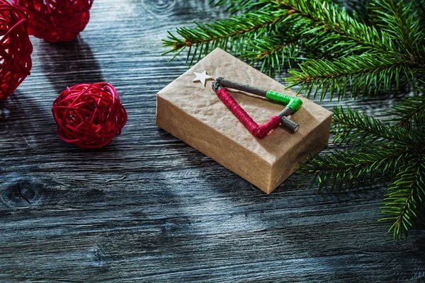 Kiefernzweige Präsentieren Buchsbaumschmuck Auf Holzbrett — Stockfoto