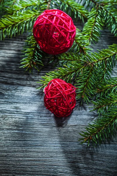 Immergrüner Baumzweig Weihnachtsschmuck Auf Holzbrett — Stockfoto