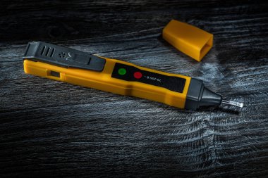 Antika ahşap tahta üstten görünüm üzerinde elektrik test cihazı.