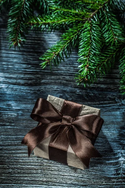 クリスマス プレゼント ボックス モミ枝ビンテージ木製基板上 — ストック写真