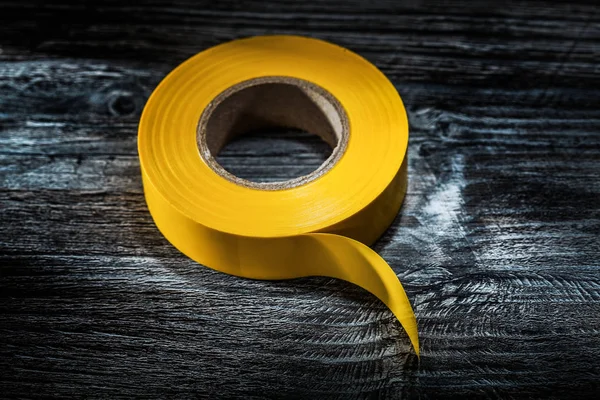 ビンテージ木製基板上の黄色の電気テープ — ストック写真