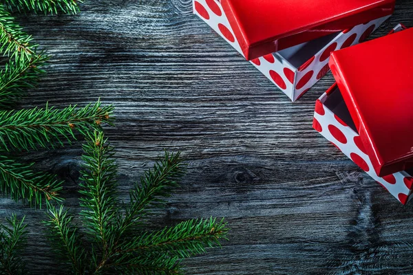 Caja Regalo Envuelta Ramas Pino Sobre Tabla Madera Vintage —  Fotos de Stock