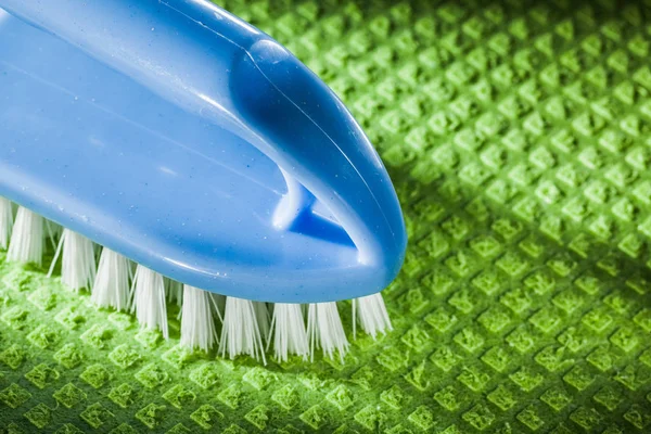 Yeşil Bulaşık Bezi Üzerinde Mavi Plastik Fırça — Stok fotoğraf