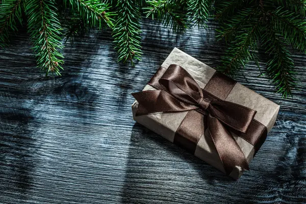 Рождественский Подарок Коробка Сосновые Ветви Винтажной Деревянной Доске — стоковое фото