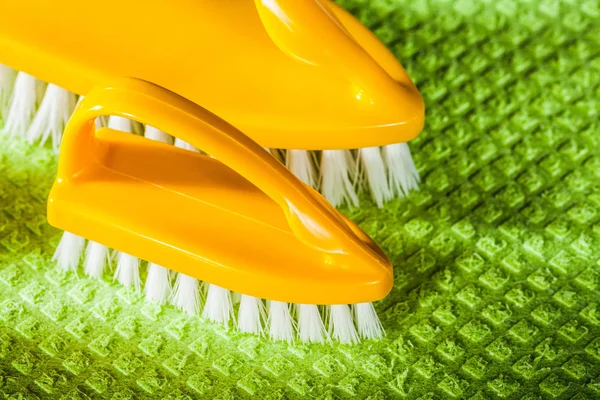 Yeni Sarı Plastik Üzerinde Yeşil Bez Fırçalar — Stok fotoğraf