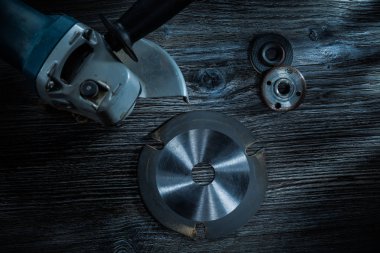 El açı değirmeni döner aşındırıcı disk vintage ahşap tahta üzerinde.