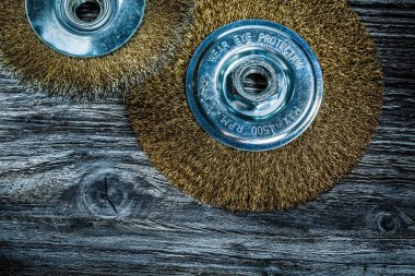 Tel fırçalar vintage ahşap tahta üzerinde kullanılan.