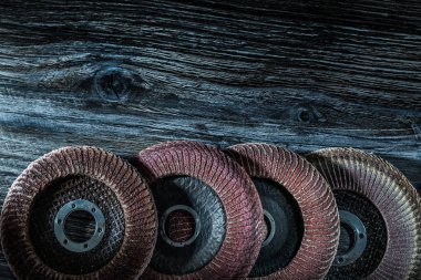 Ahşap tahta üstünde yuvarlak yüzey zımpara rotary.