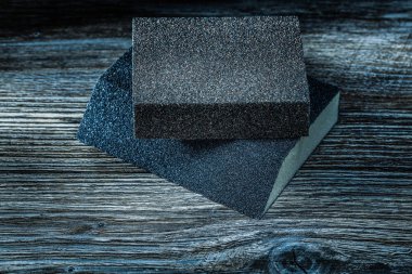 Antika ahşap tahta üzerinde aşındırıcı süngerler.