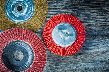 Disk zımpara tel naylon fırça vintage ahşap tahta üzerinde parlatma.