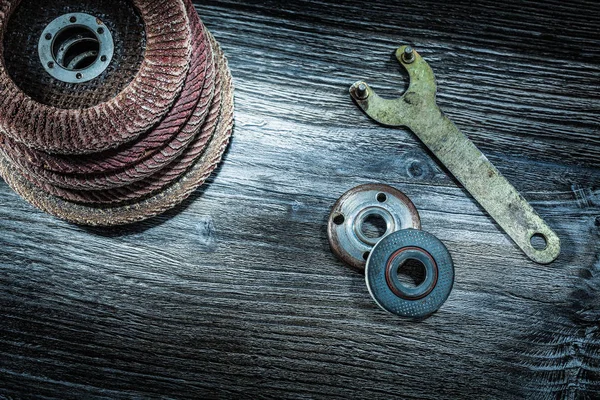 Pile Rotary Abrasive Discs Key Wooden Board — Stock Photo, Image