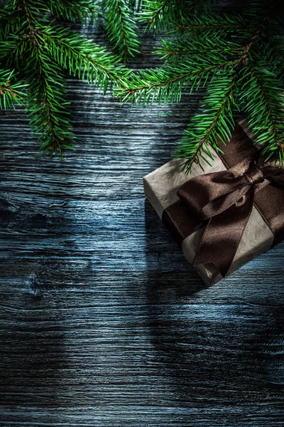 Рождественский Подарок Сосновые Ветви Старинной Деревянной Доске — стоковое фото