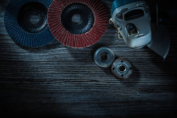 Ручной угловой шлифовальный станок на старинной деревянной доске
.