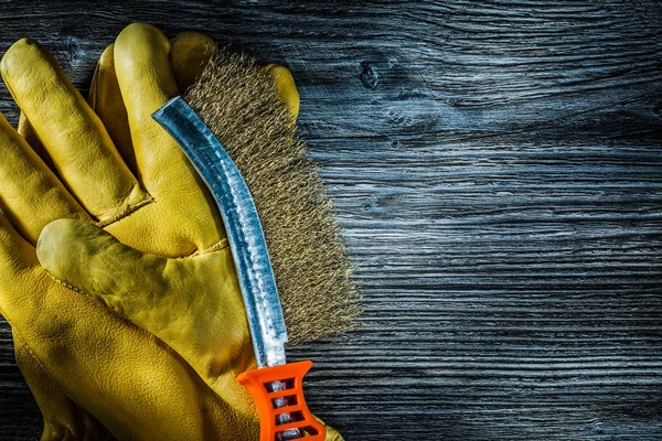 Kratzdrahtbürste Leder Schutzhandschuhe Auf Vintage Holzbrett — Stockfoto