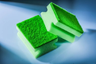 Beyaz yüzey üzerinde yeni yeşil süngerler.