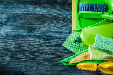 Ev temizlik aletleri vintage ahşap tahta üzerinde ürün yelpazesine.