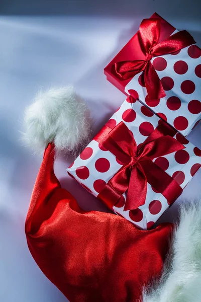 Red Santa Hat Verpakte Huidige Vak Witte Achtergrond — Stockfoto