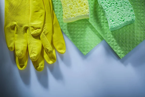 洗碗布对保护手套海绵在白色背景 — 图库照片