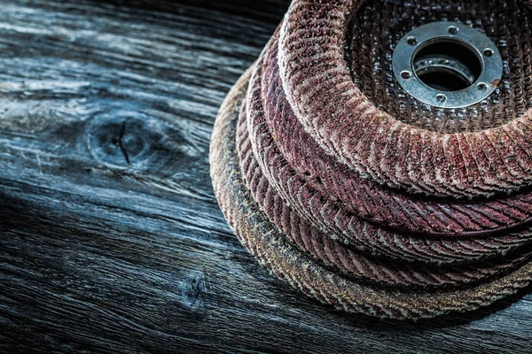 Antika Ahşap Tahta Üzerinde Radyal Zımpara Diskleri Yığını — Stok fotoğraf