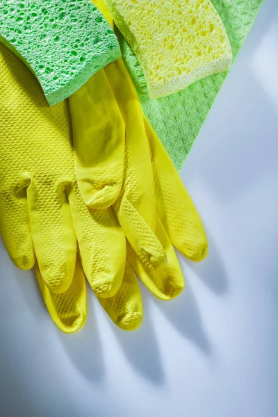 Keuken Afwassen Doek Beschermende Handschoenen Sponzen Witte Achtergrond — Stockfoto