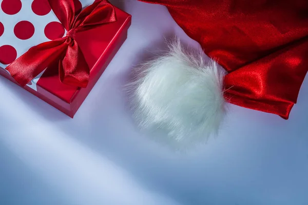 Doos Van Gift Van Kerstman Hoed Witte Achtergrond — Stockfoto