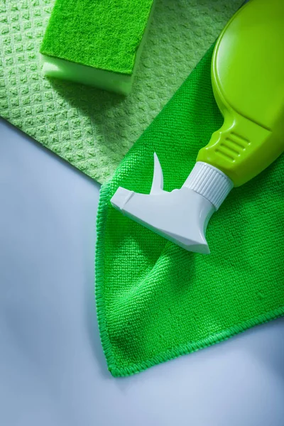 白い表面にキッチン食器洗い布スプレー スポンジ — ストック写真