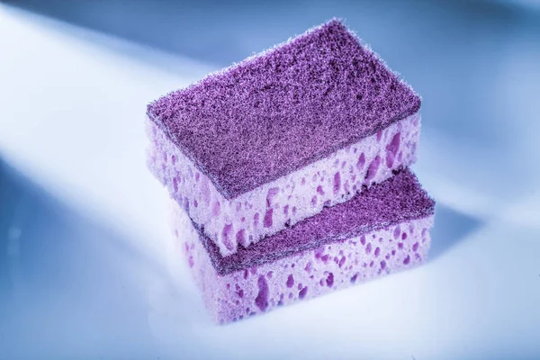 Nieuwe Violet Sponzen Witte Oppervlak Schoonmaken — Stockfoto