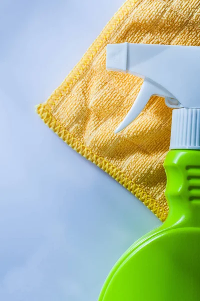 Sproeier Washandje Witte Oppervlak Schoonmaken — Stockfoto