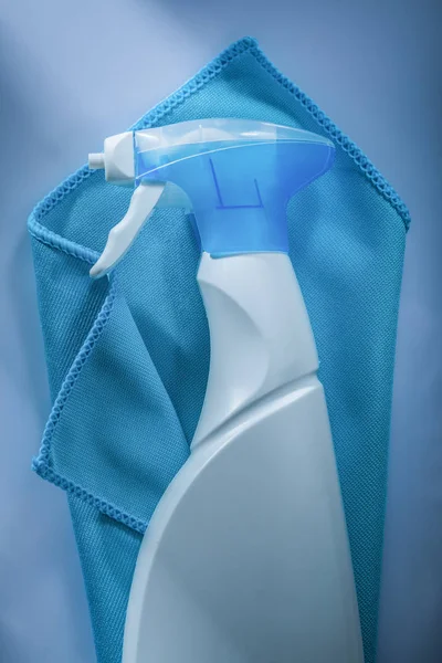 白色表面上的蓝色洗涤布喷雾器 — 图库照片