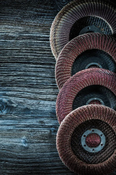 Rundschleifscheiben Auf Holzbrett — Stockfoto