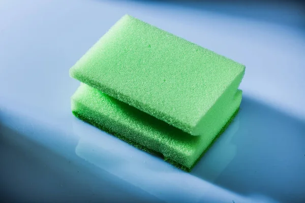 Esponja Verde Sobre Superficie Blanca —  Fotos de Stock