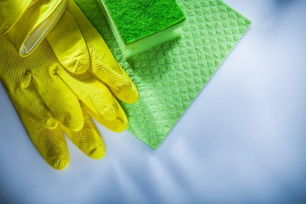 Huishoudelijke Washandje Spons Beschermende Handschoenen Witte Ondergrond — Stockfoto