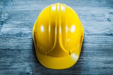 Bina kask ahşap tahta üzerinde.