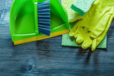 Faraş fırça sünger koruyucu eldiven bulaşık bezi vintage ahşap tahta üzerinde.