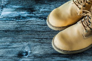 Ahşap tahta üzerinde koruyucu bot çifti.