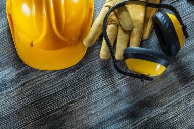Kask etkilidirler ahşap tahta üzerinde bina Emanet eldiven.