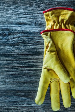 Çift ahşap tahta üzerinde Emanet eldiven.