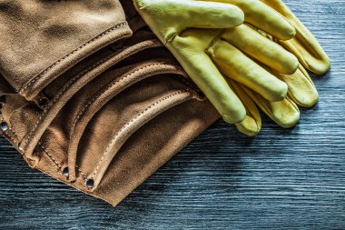 Deri aracı kemer Emanet eldiven ahşap tahta üzerinde.