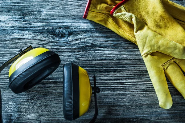 Schutzhandschuhe Für Ohrenschützer Auf Holzbrett — Stockfoto