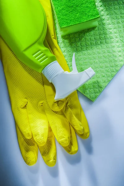 Huishoudelijke Washandje Spons Sproeier Beschermende Handschoenen Witte Achtergrond — Stockfoto